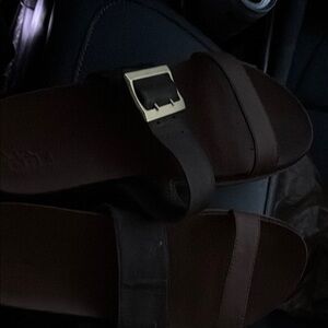 Women’s sandals, haven’t been worn a lot. There are cat claw wholes